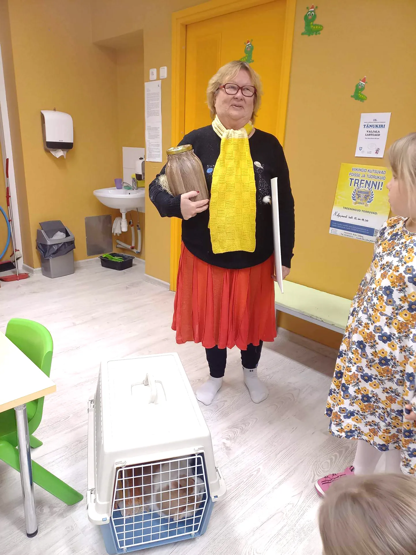 PURGITÄIS HEADUST: Nurrunurga perenaine Tuula Pennanen laste teenitud heategevuslikku laadatulu vastu võtmas.