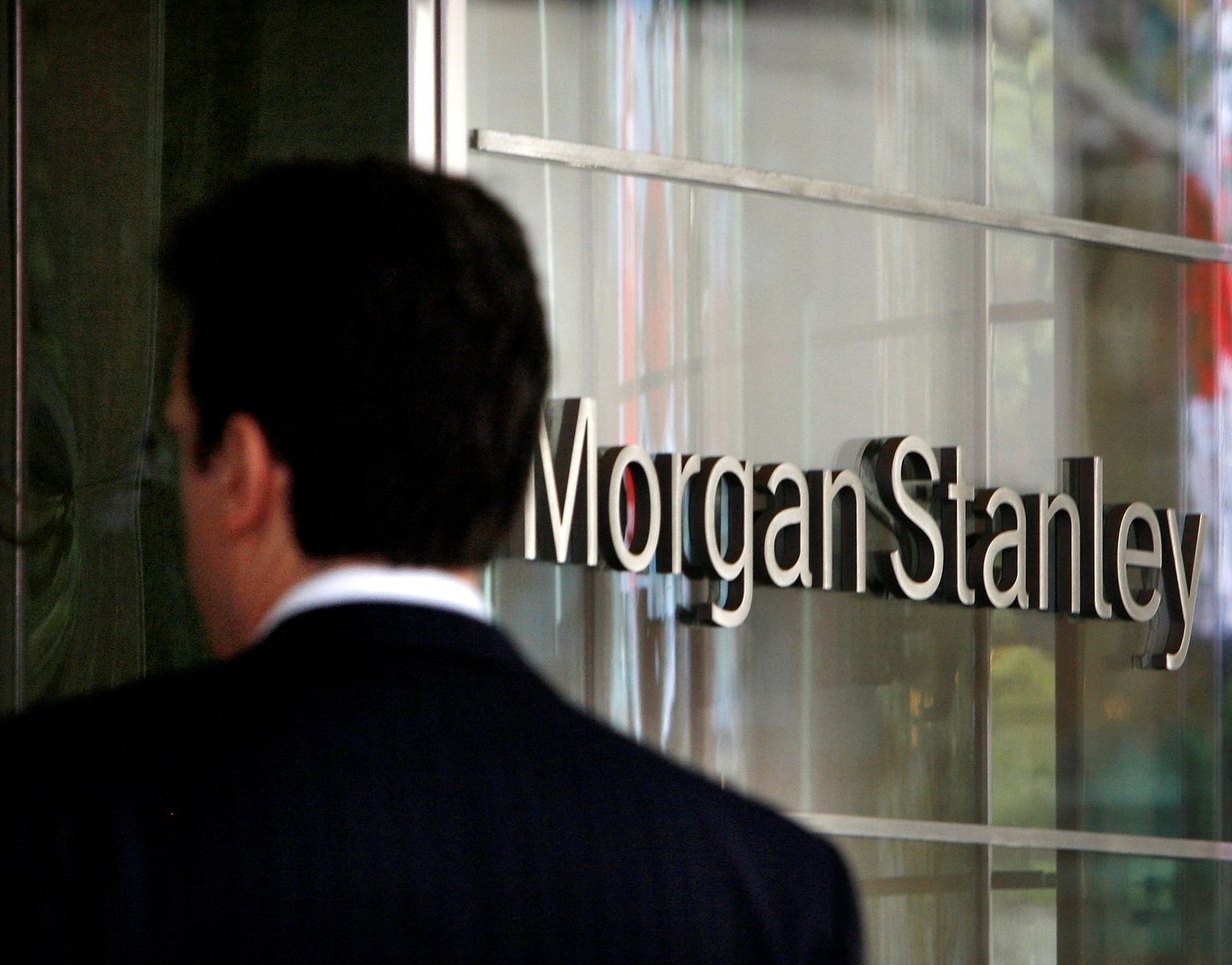 Meesterahvas sisenemas Morgan Stanley majja New Yorgis 29. aprillil 2009.