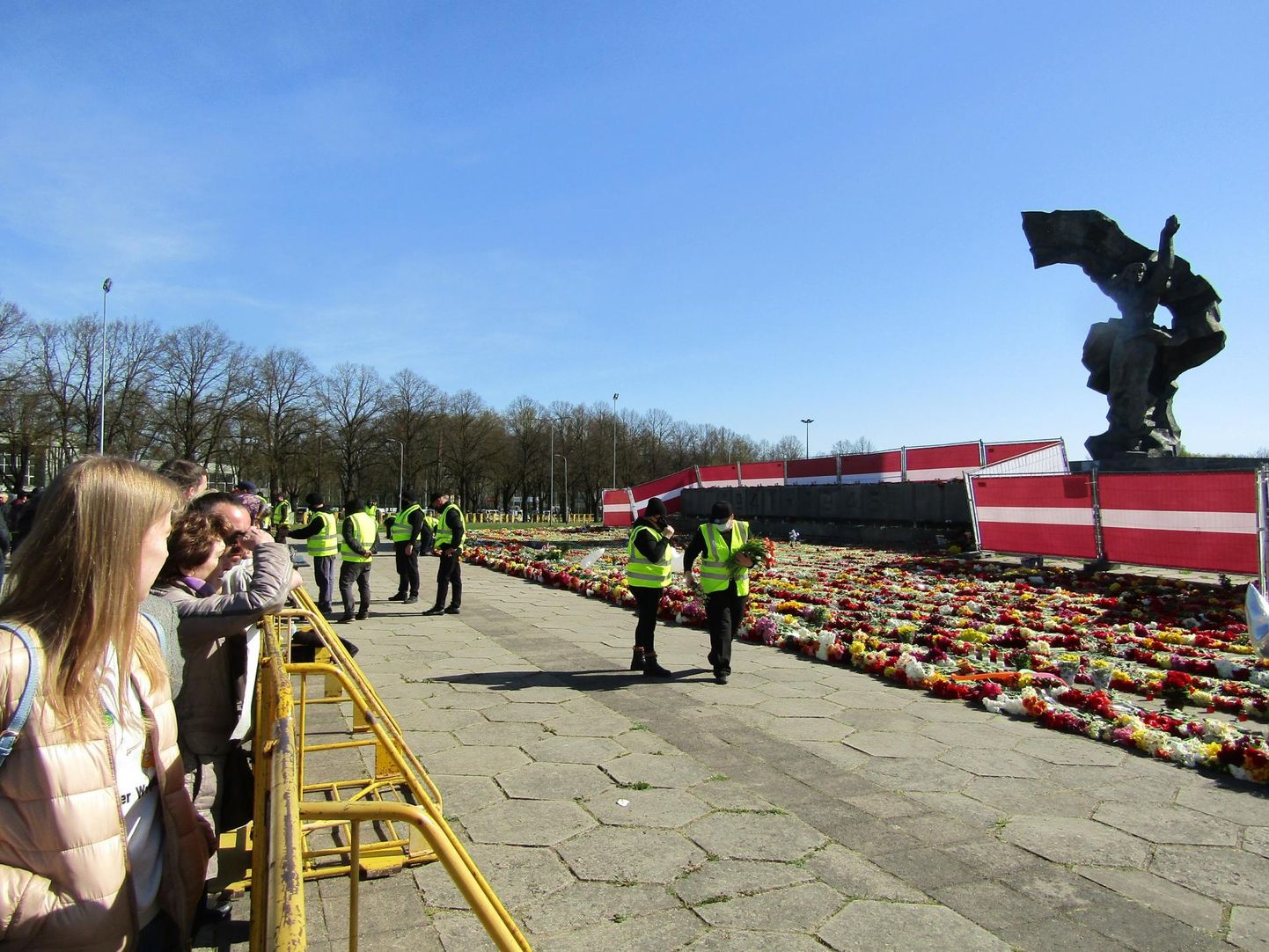 Riia Võidu monumendi juurde 9. mail toodud lilled tuli anda üle aediku politseile, kes need õigesse kohta toimetas. 
