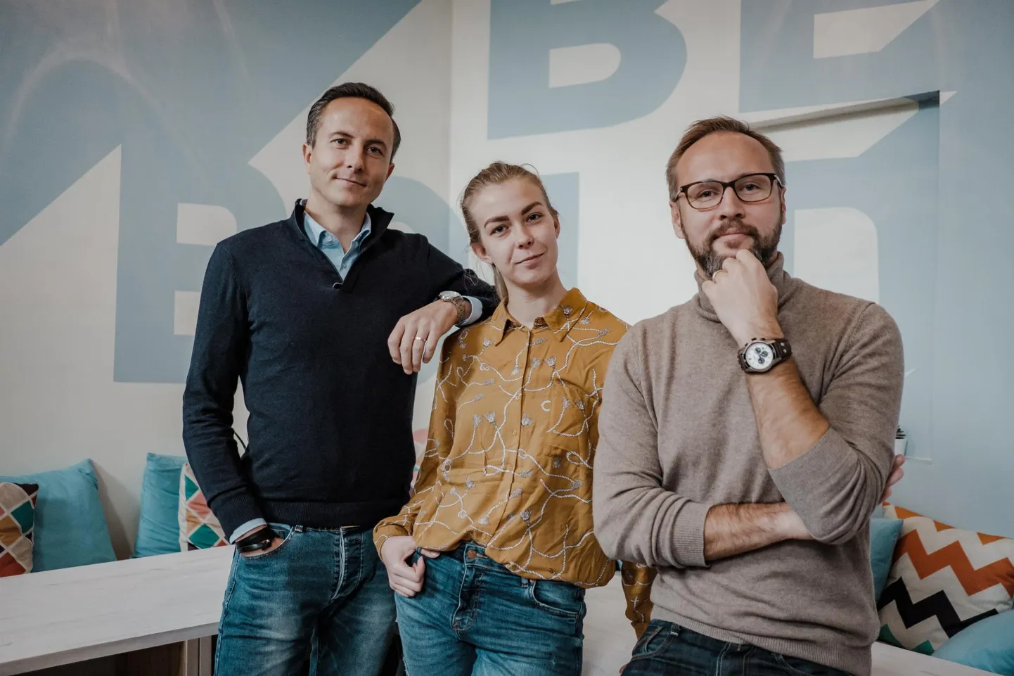 Pärnu ettevõte THS Tarkvara liitus programmiga tänavu oma viiendal tegutsemisaastal. Ettevõtte tegevjuht Margus Randmäe (vasakul) ja tarkvaraarhitekt Janno Metsa tulid pildile ühes Forwardspace’i tegevjuhi Marie Rosalie Hanniga.