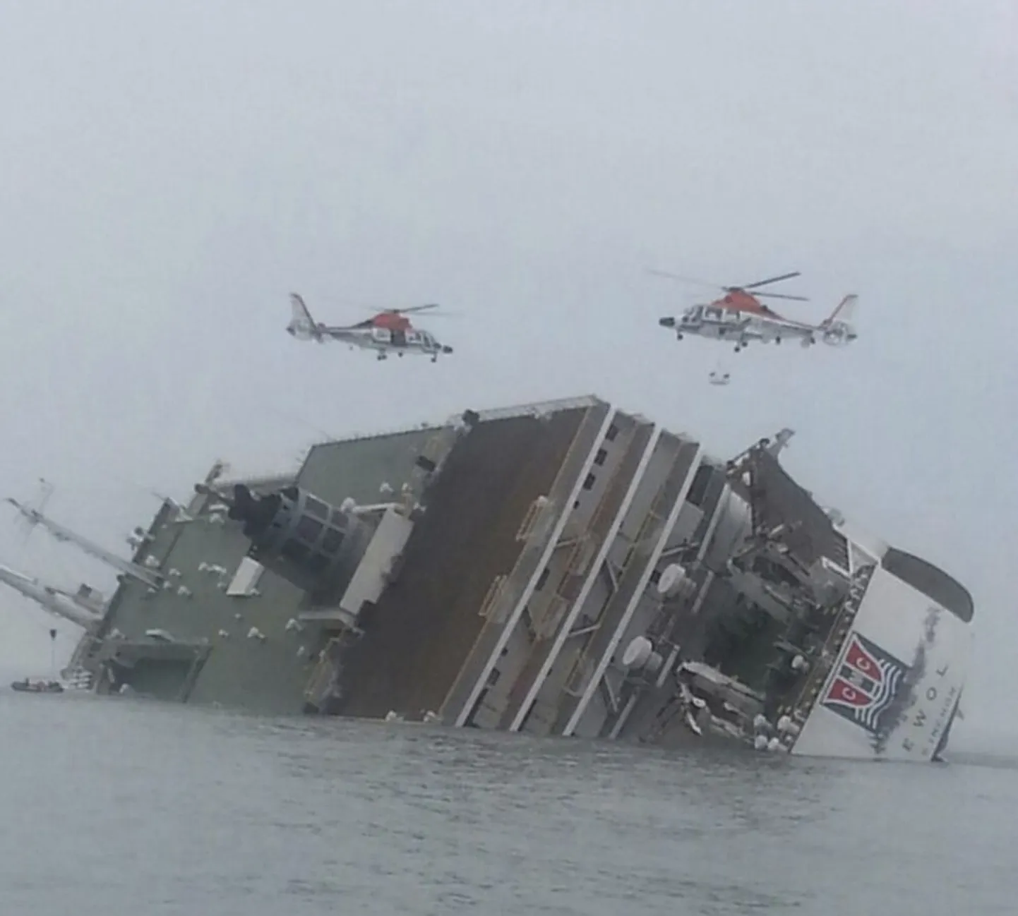 Reisiparvlaev Sewol on vajunud küljeli.