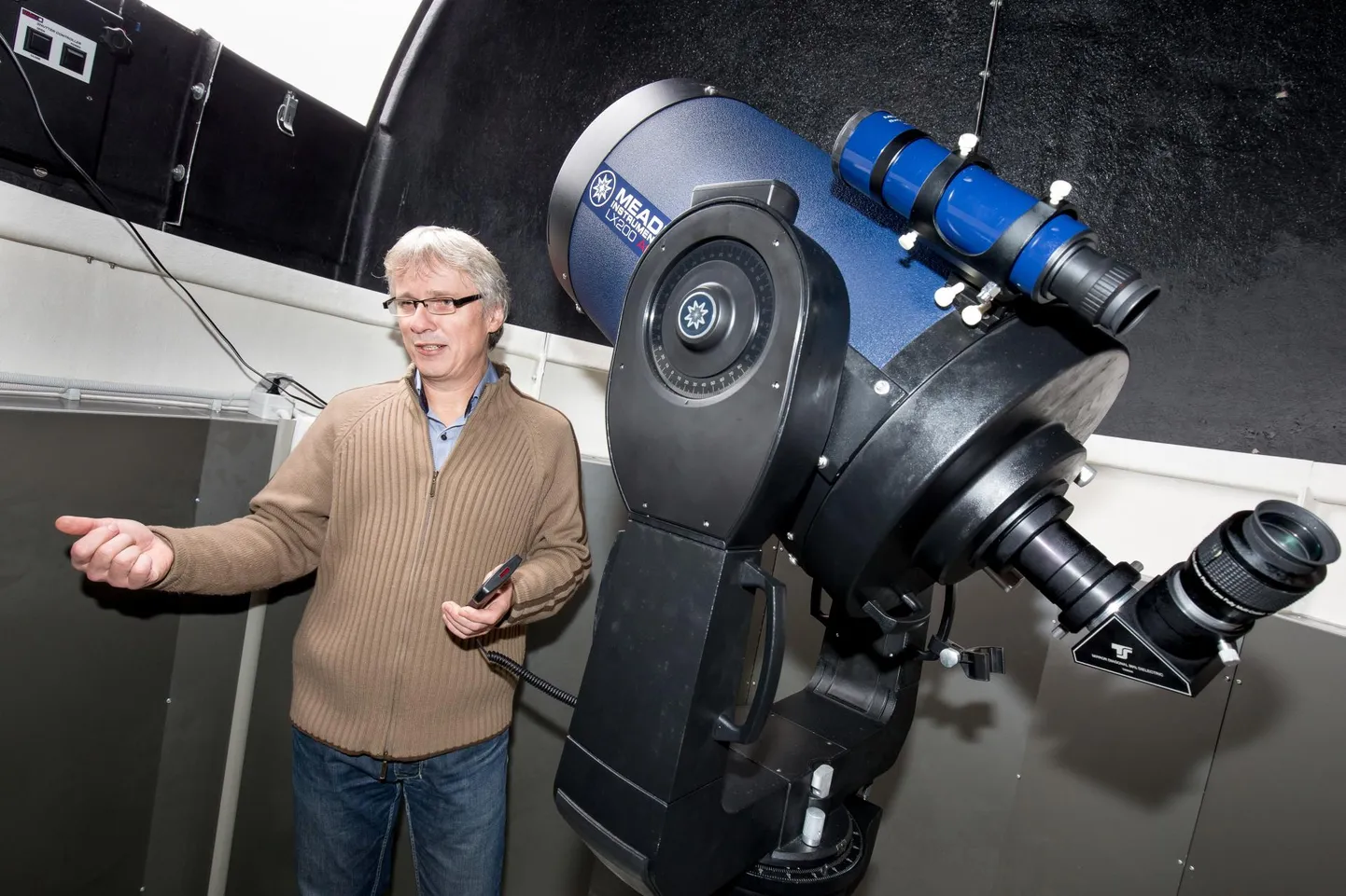 Astrofüüsik, vaatluste juhendaja ja planetaariumi programmide õpetaja Aarne Paul Pernova planetaariumis.