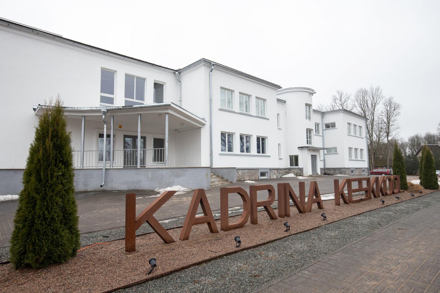 Kadrina alevikus asub keskkool ja kindlasti puudutab arhitektuurikonkurss ka selle ümbrust.