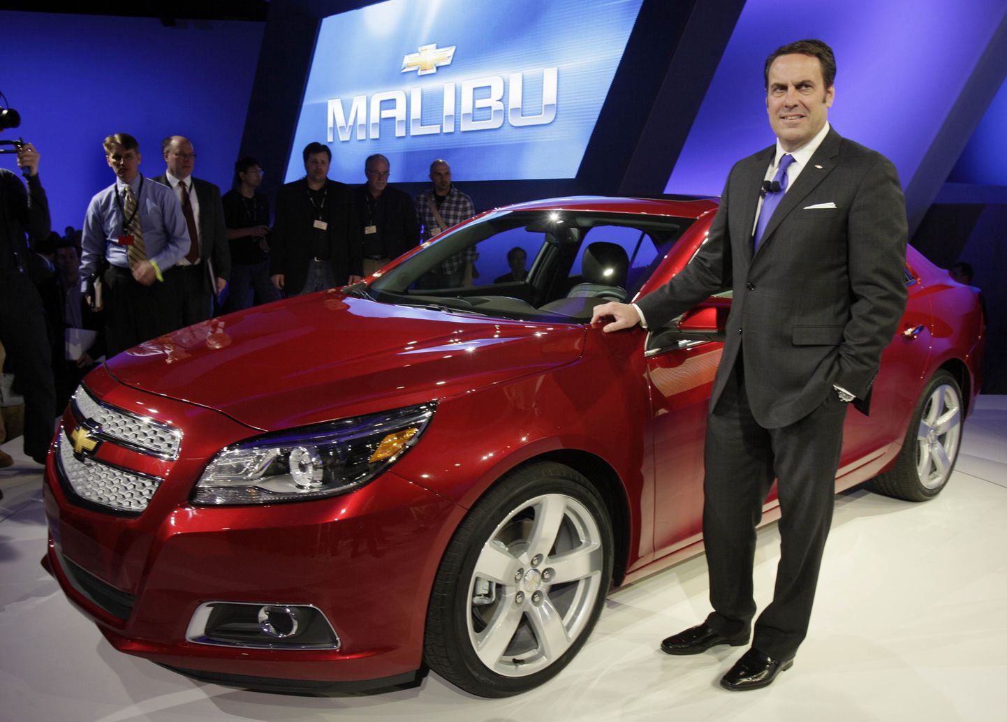 General Motorsi Põhja-Ameerika üksuse juht Mark Reuss eelmisel kolmapäeval 2013 Chevrolet Malibuga New Yorgi rahvusvahelisel autonäitusel  poseerimas.