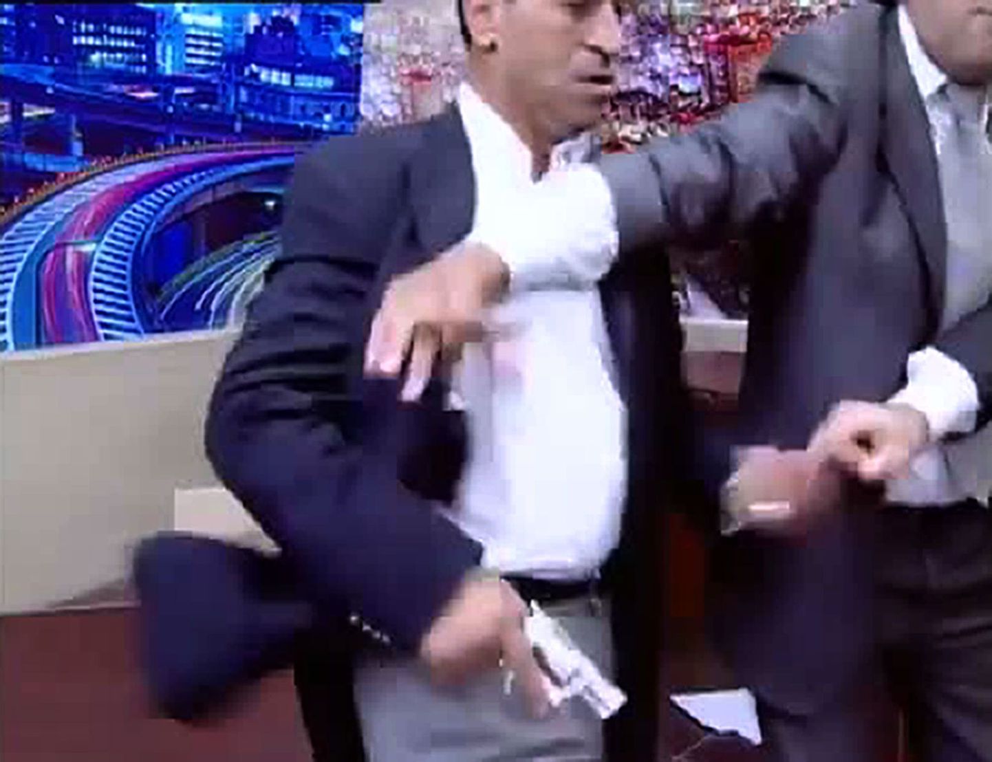 Jordaania parlamendisaadik Mohammad Shawabka (vasakul) haaras telesaates püstoli.