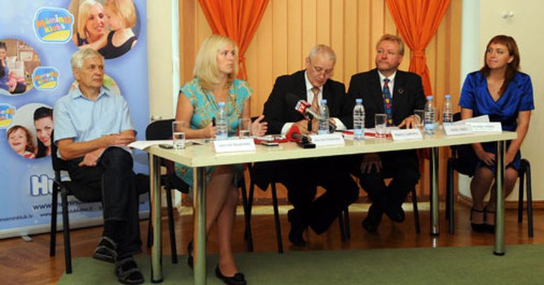 Latvijas Daudzbērnu ģimeņu biedrību apvienības valdes priekšsēdētājs Leonīds Mucenieks (no kreisās), sociālo zinātņu maģistre Ieva Use-Cimmermane, sociālo lietu eksperts Pēteris Leiškalns, demogrāfs Ilmārs Mežs un vecāku organizācijas "Māmiņu Klubs" vadītāja Sandija Salaka. 