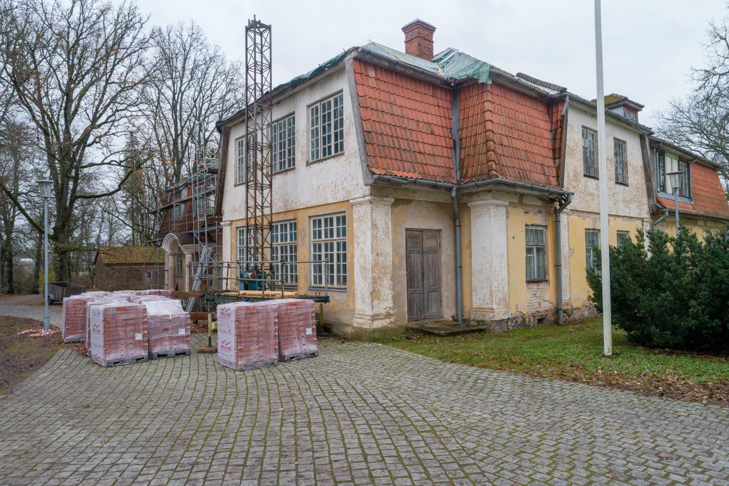 Olustvere mõisa valitsejamaja katust on aegamisi vahetatud ning selle tööga tahetakse ühele poole jõuda järgmisel aastal.