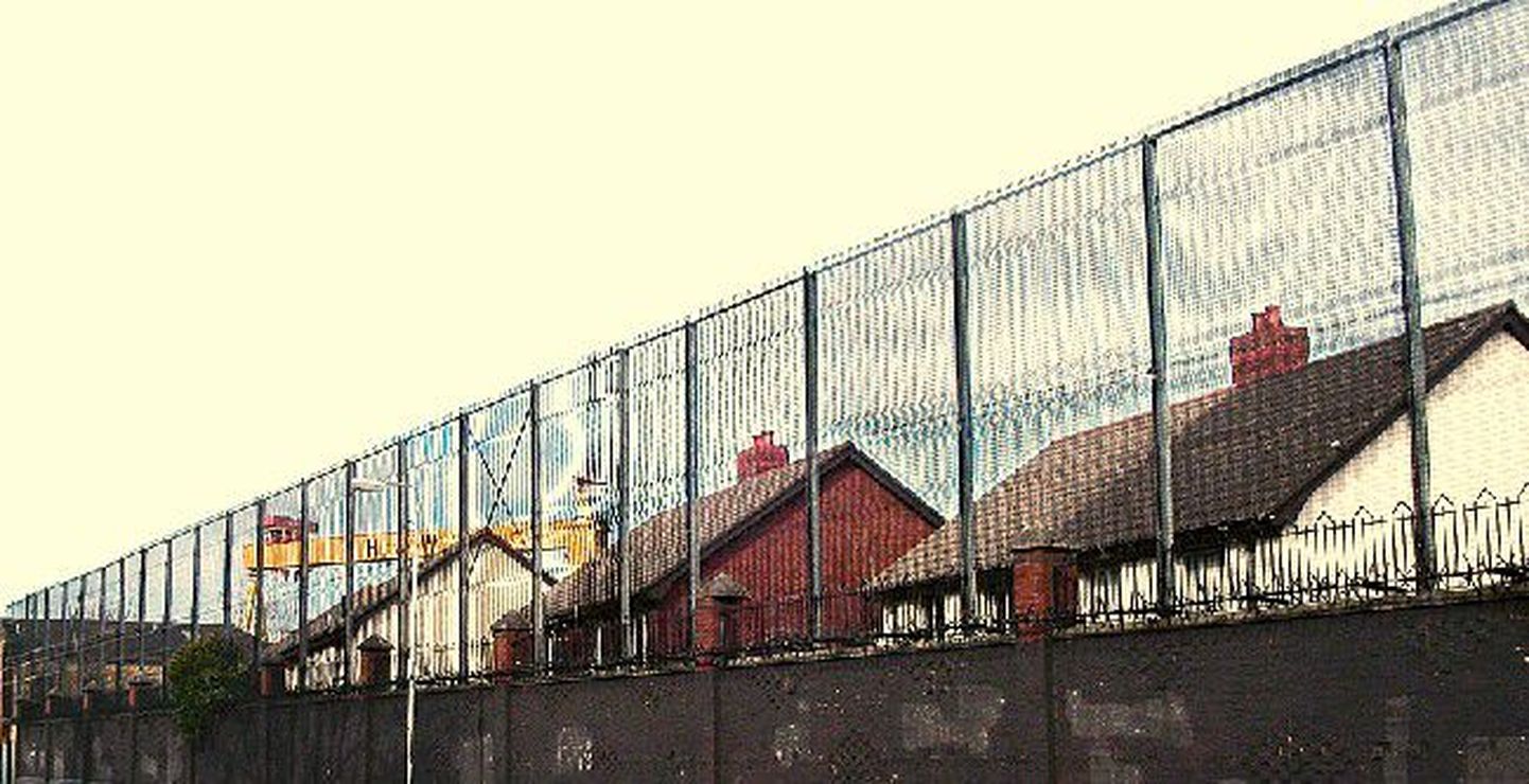 Согласно результатам опроса, опубликованным 
в ирландских газетах в среду, 
большинство северных ирландцев 
считает, что наличие стен между двумя общинами по-прежнему 
необходимо.