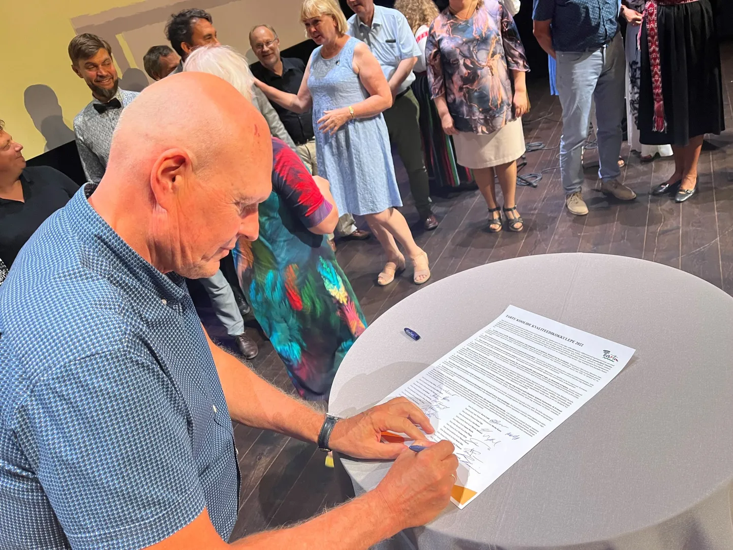 Kvaliteedikokkulepet allkirjastab Variku kooli direktor Peeter Kikas.