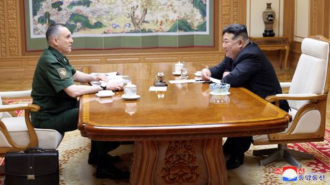 Põhja-Korea liider võõrustas Venemaa sõjaväedelegatsiooni