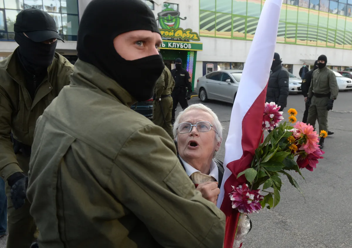 2020. gada 19. septembris, Minska, Baltkrievija. Baltkrievijas policisti sieviešu solidaritātes akcijā aiztur septiņdesmit trīs gadus veco opozīcijas aktīvisti Ņinu Baginskaju. Opozīcijas aktīvisti katru dienu rīko protesta akcijas, pieprasot jaunas vēlēšanas starptautiskā uzraudzībā.