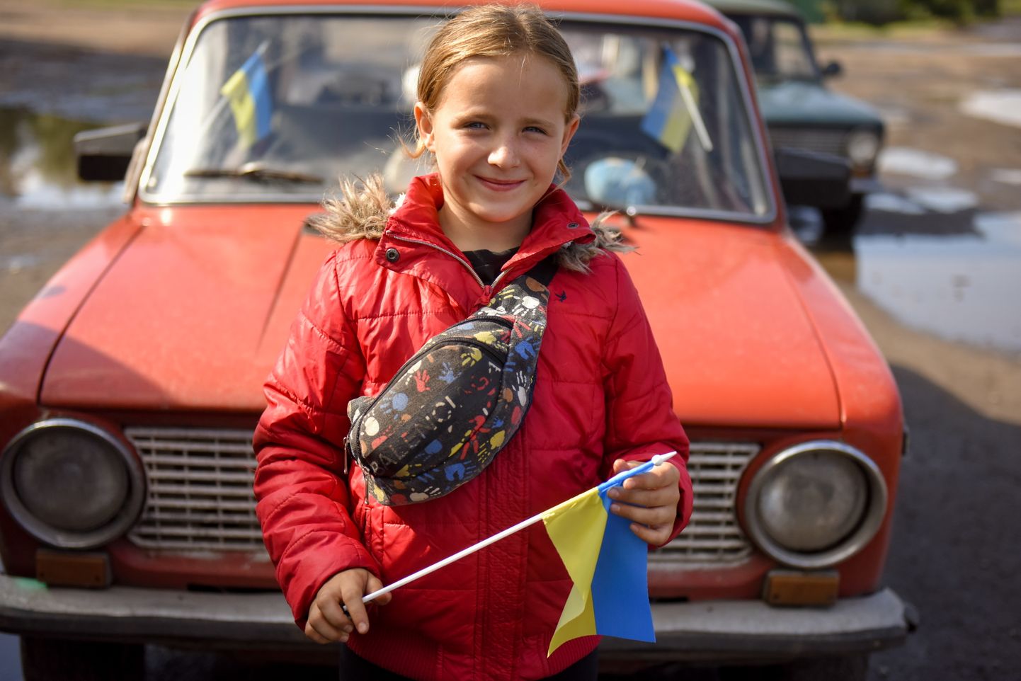 Ukraina lipuga tüdruk Harkivi oblastis vabastatud aladel.