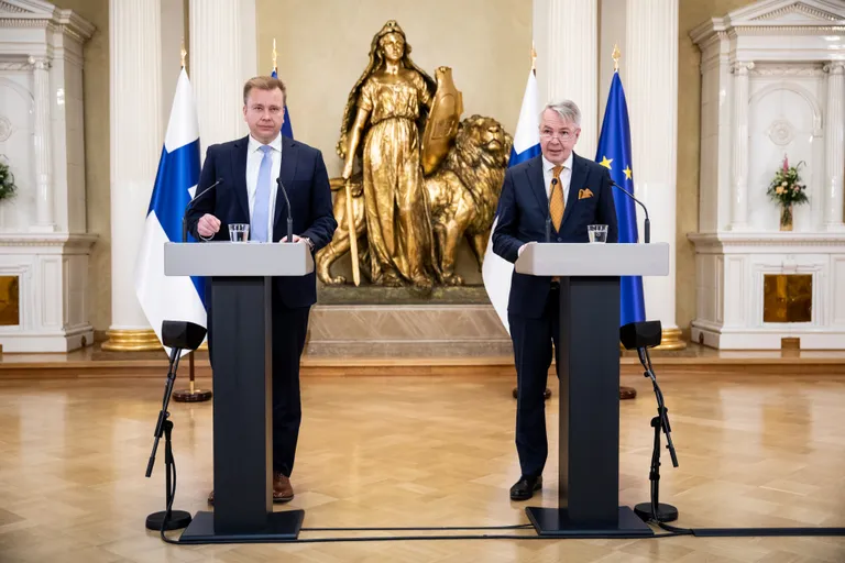 Soome kaitseminister Antti Kaikkonen (vasakul) ja välisminister Pekka Haavisto infokonverentsil 15.5.2022.