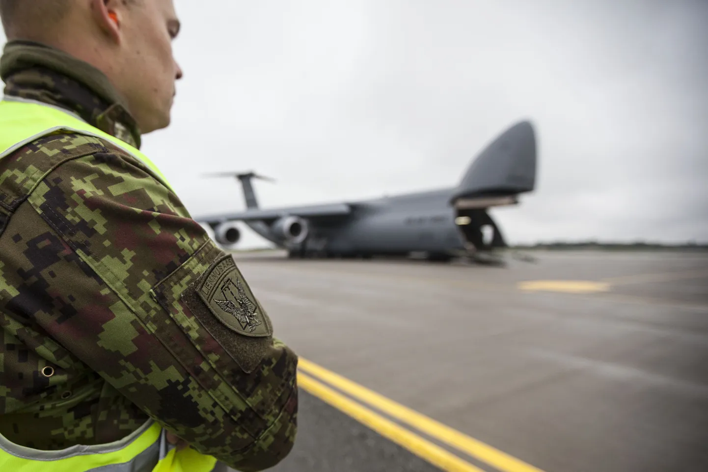 Ämari lennubaasis maandus üks maailma suurimaid transpordilennukeid, Ameerika Ühendriikide õhuväele kuuluv C-5M Super Galaxy.