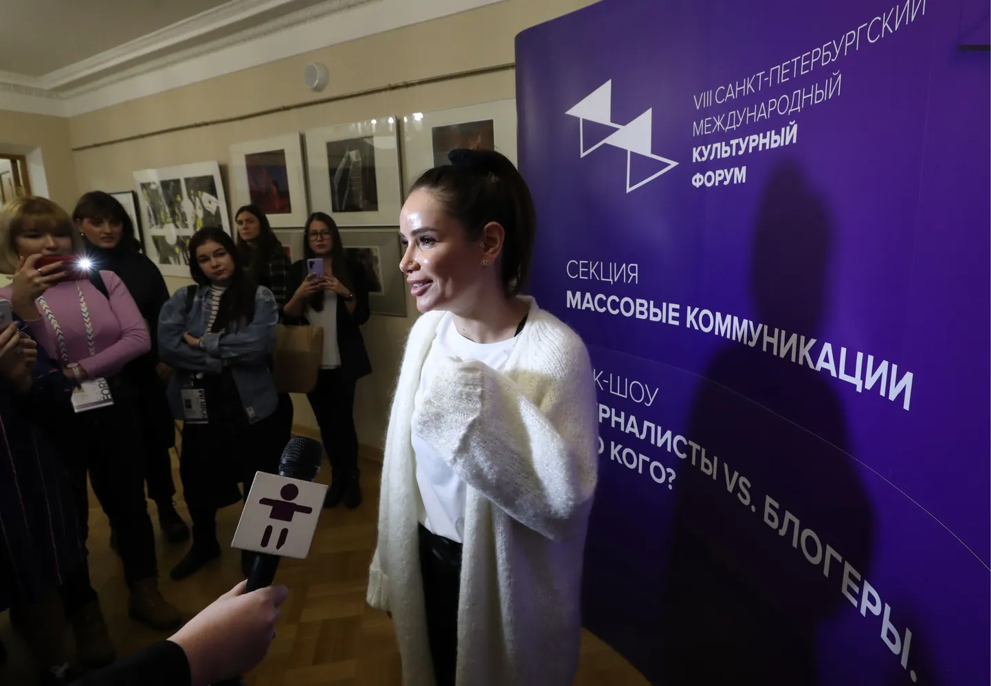 Певица Айза
