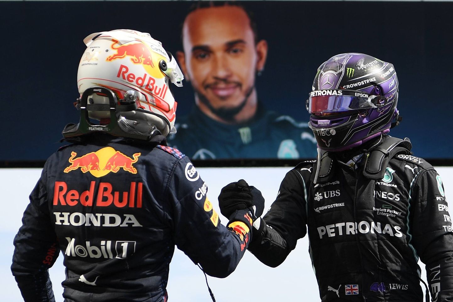 Lewis Hamilton (paremal) pani Max Verstappeni Portugalis paika.