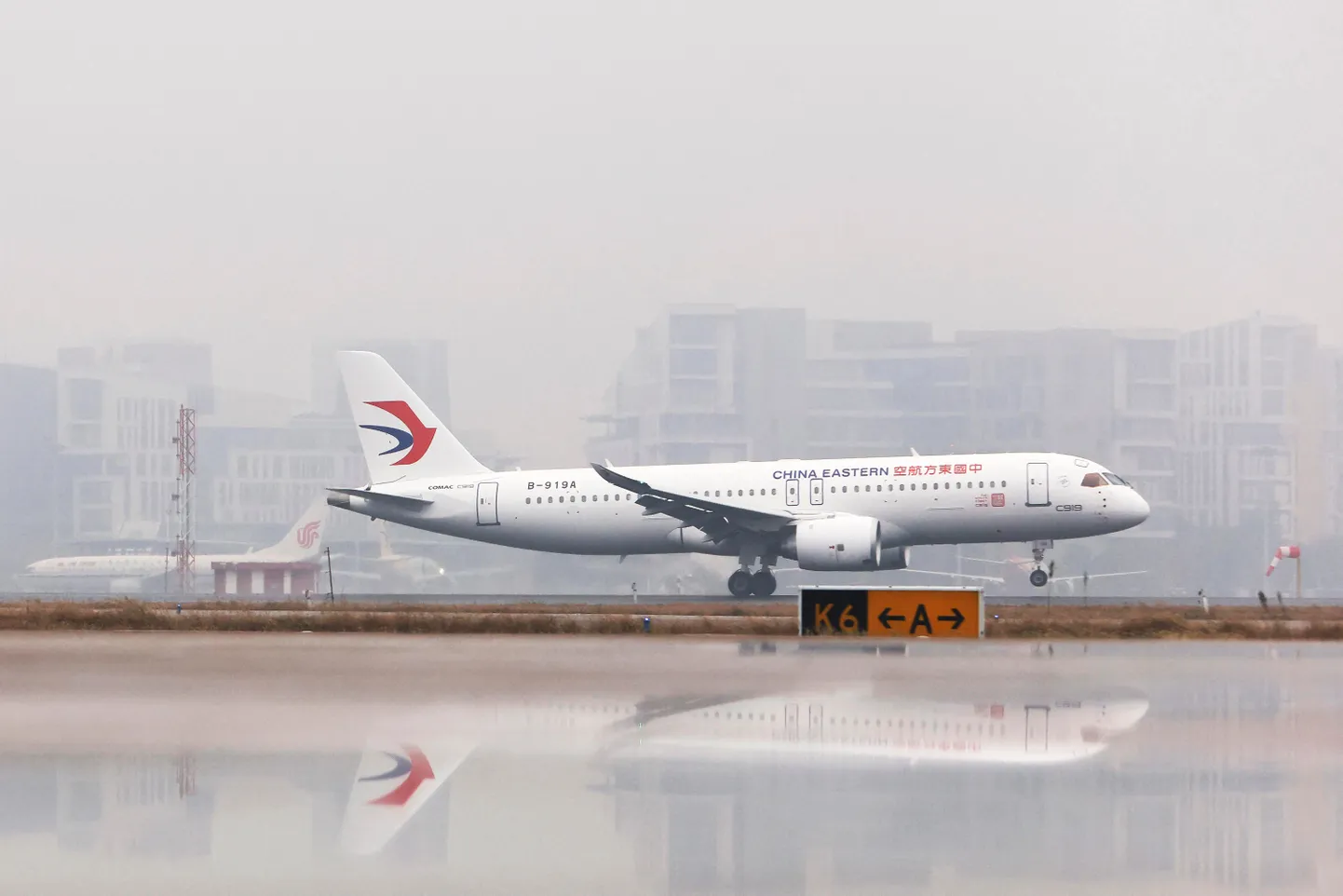 Commercial Aircraft Corp of China (COMAC) esimene C919 maandus eile Shanghai rahvusvahelisel lennuväljal ja läks pidulikult China Eastern Airlinesi käsutusse. See on esimene Hiinas valmistatud suur reisilennuk, millel on olemas kõik load rahvusvahelisteks lendudeks.