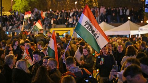ВИДЕО ⟩ Потоки людей и танец будущего министра - Венгрия празднует победу Мадьяра