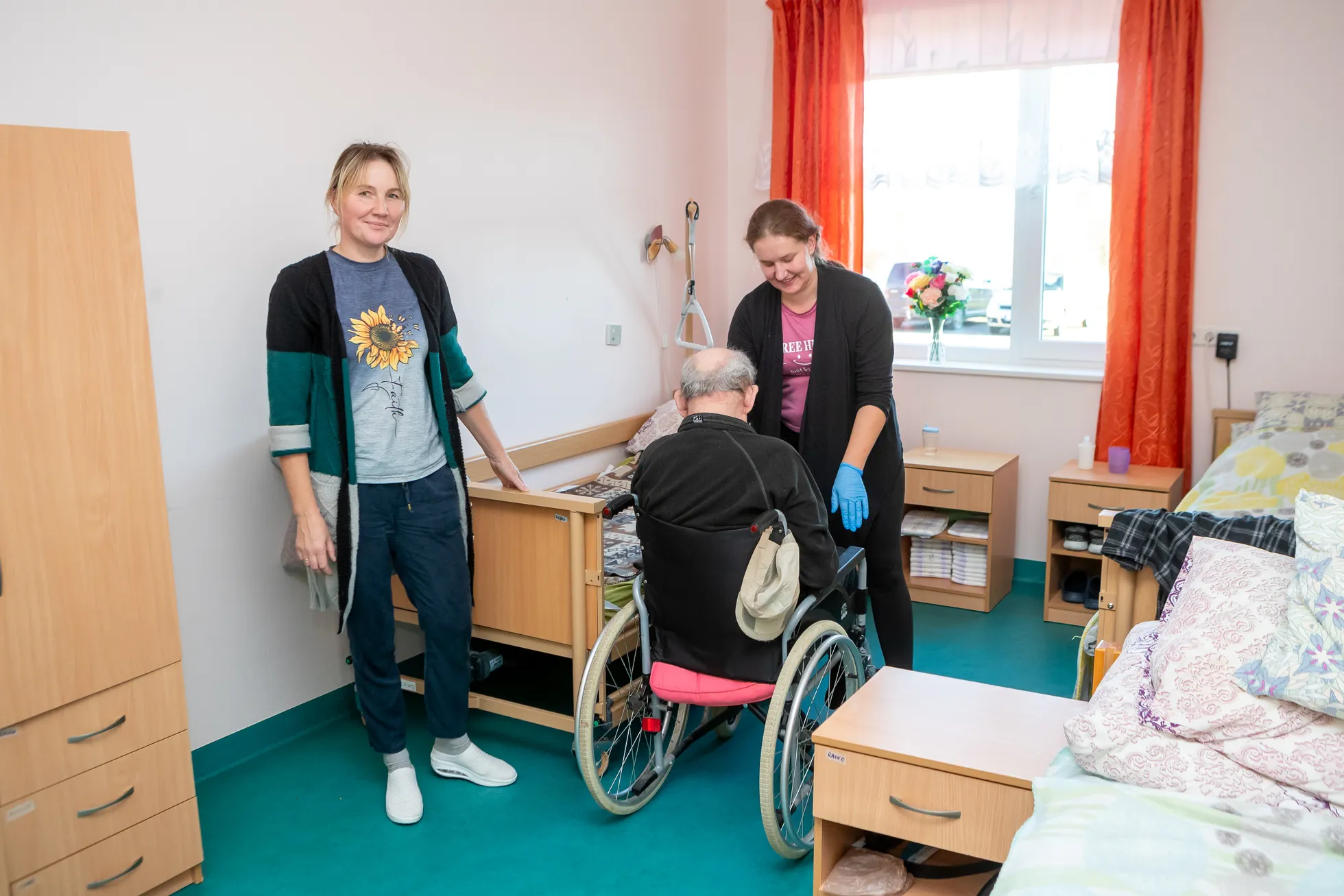 HOOLDAJAD Kersti Kaubi ja Evely Valgur on oma ametiga rahul.