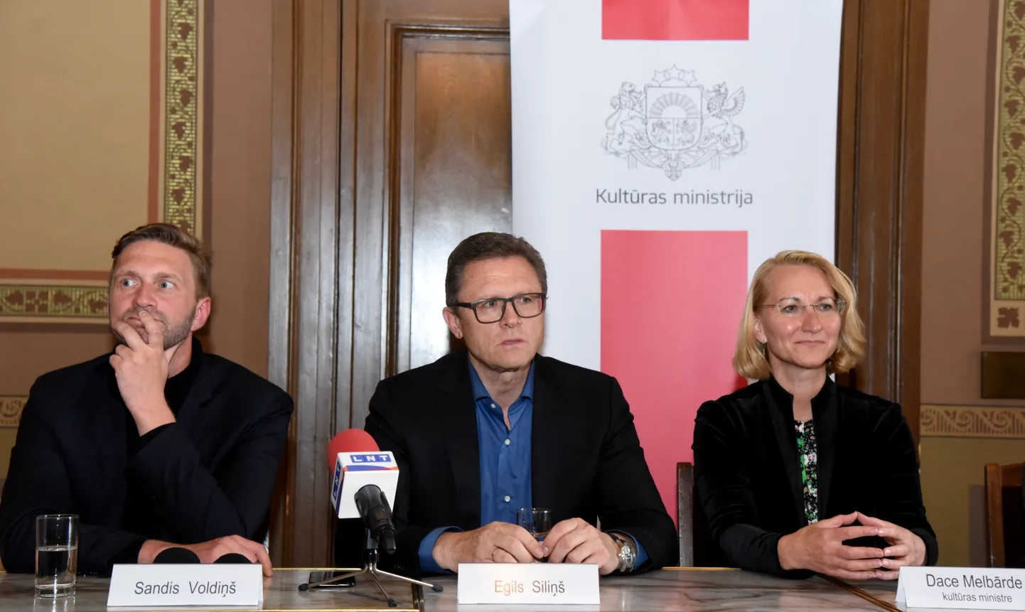 Kultūras ministre Dace Melbārde un Latvijas Nacionālās operas un baleta (LNOB) valdes locekļu amata kandidāti, bijušais operdziedātājs Egils Siliņš un bijušais Kultūras ministrijas valsts sekretārs Sandis Voldiņš piedalās preses konferencē, kurā informē par LNOB valdes konkursa rezultātiem.