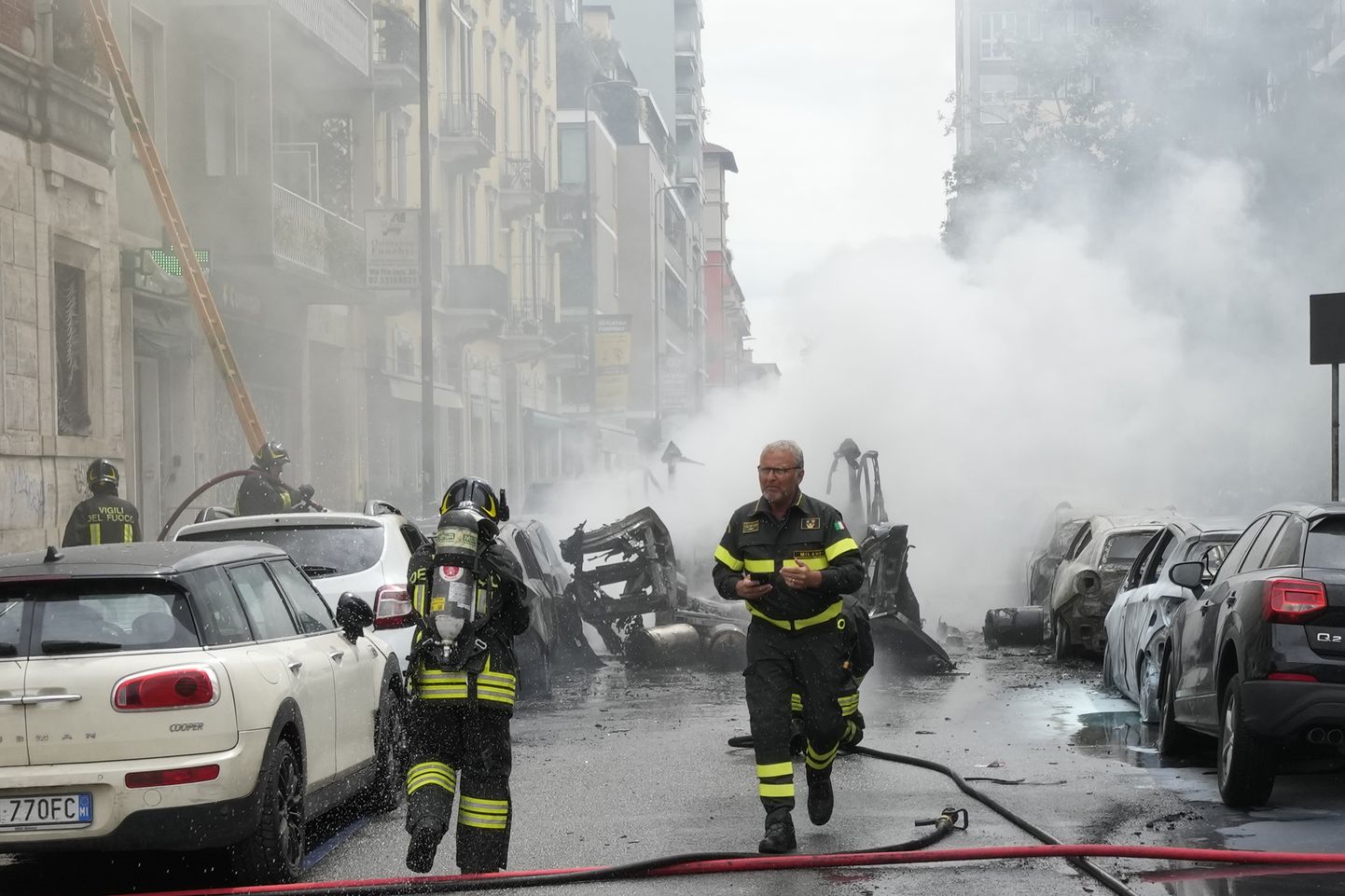 Tuletõrjujad Milanos, kus kaubiku plahvatus paiskas leekidesse läheduses olnud sõidukid ja hooned