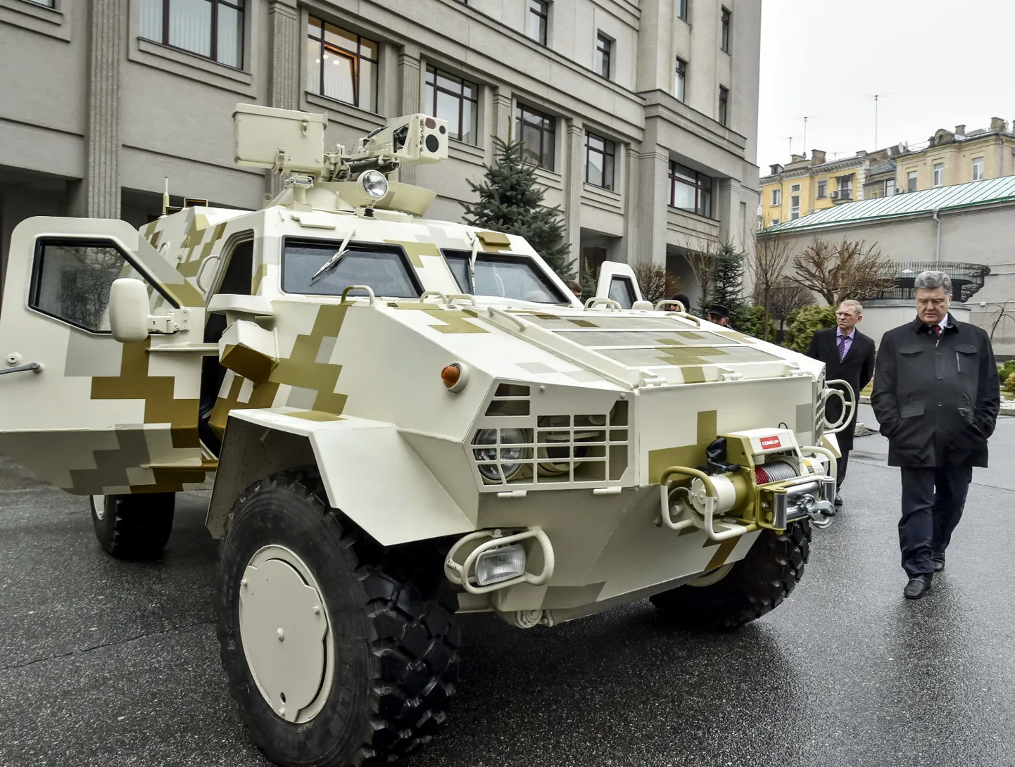 President Petro Porošenko tutvub Ukrainas toodetud soomusmasinaga Dozor.