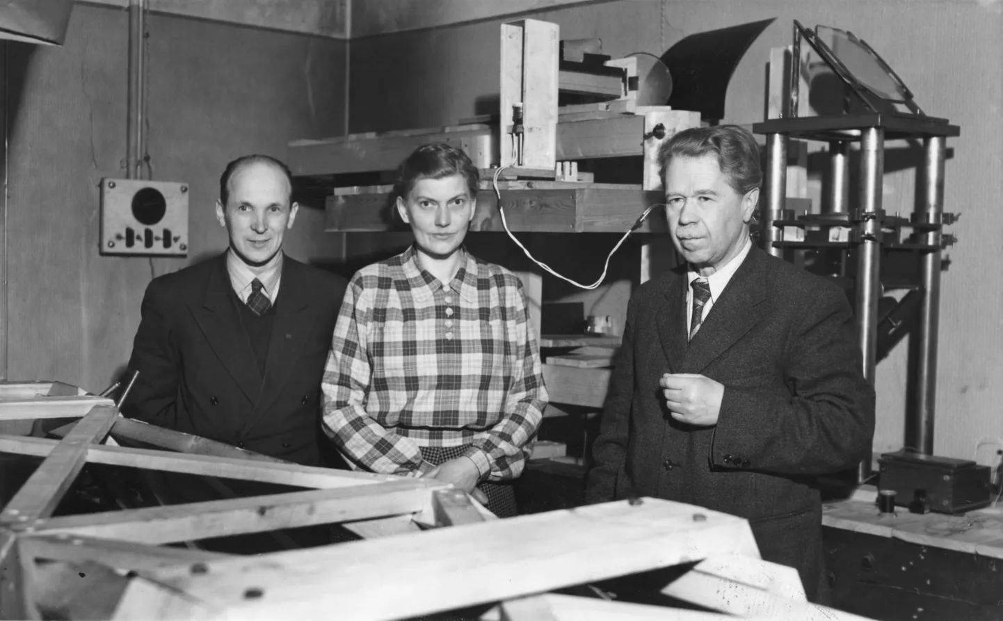 ASTEROIDIDE AVASTAJAD:  Sellel pildil on vaatleja Liisi Oterma koos professor Yrjö Väisäläga (paremal) 1948. aastal. Otermast vasakul seisab assistent Heikki Alikoski.
