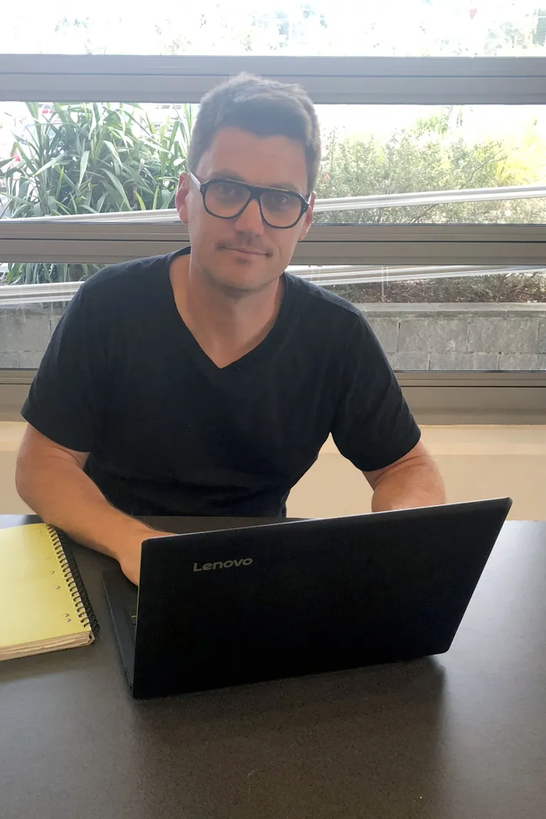 Brett Jones avastas turul oleva augu ja täitis selle alasti koristajatega