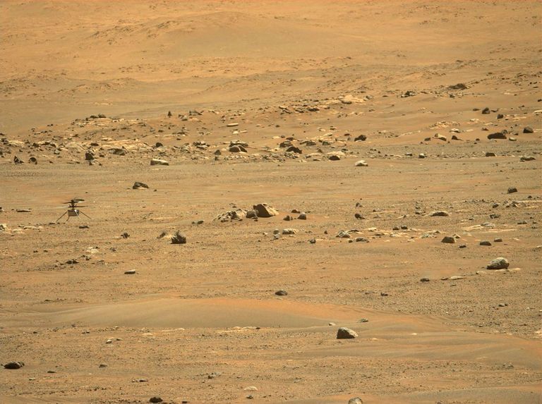 Skats no Marsa helikoptera "Ingenuity".