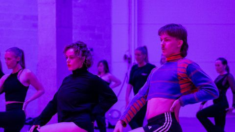 GALERII ⟩ Staarkoreograaf pani Eesti tantsutüdrukud ja -kutid kõrgetel kontsadel tantsima