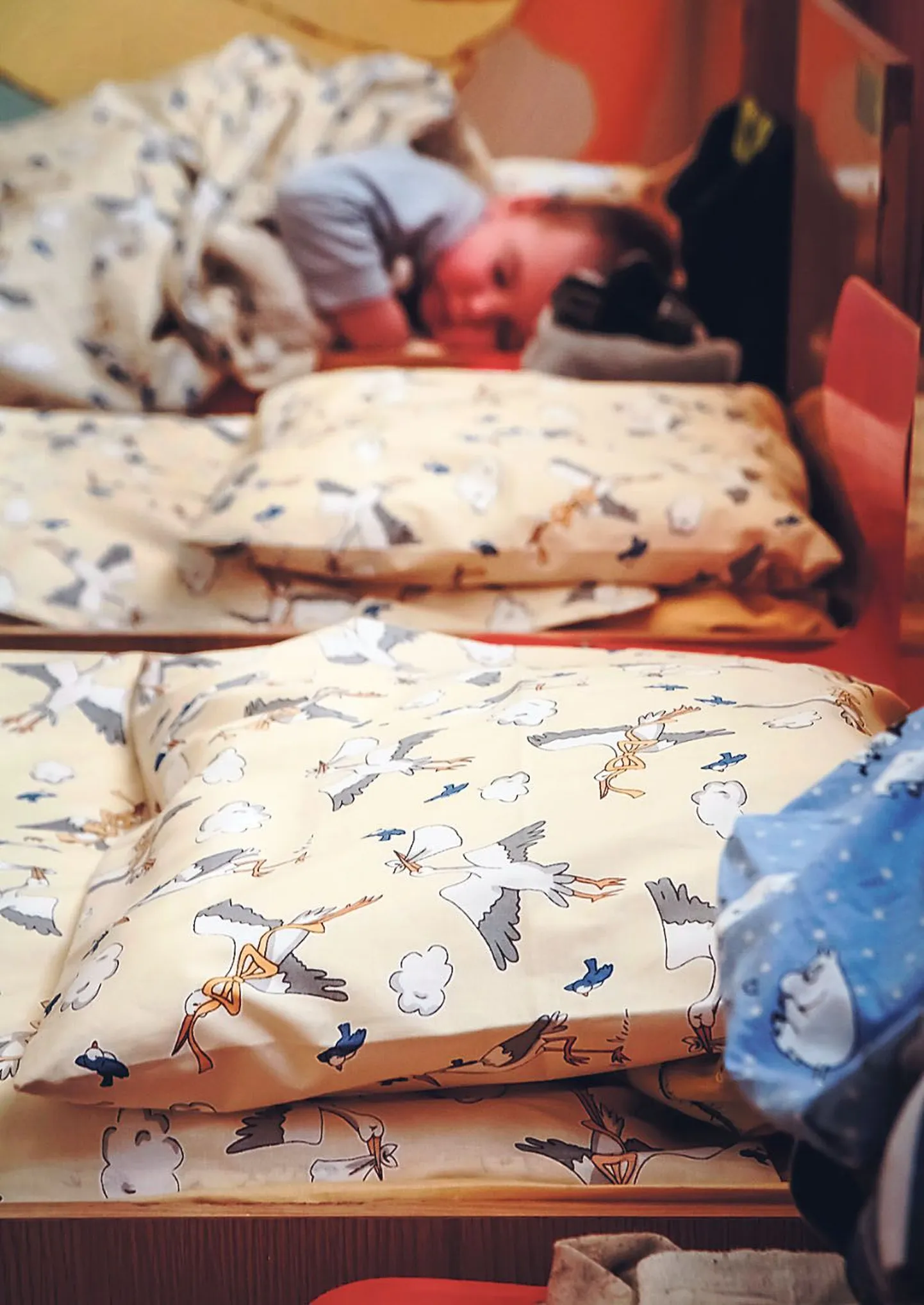 Pillerpalli lasteaia sõimerühma 16 voodis magavad lapsed nüüd uhiuute tekkide all, pea uuel padjal.