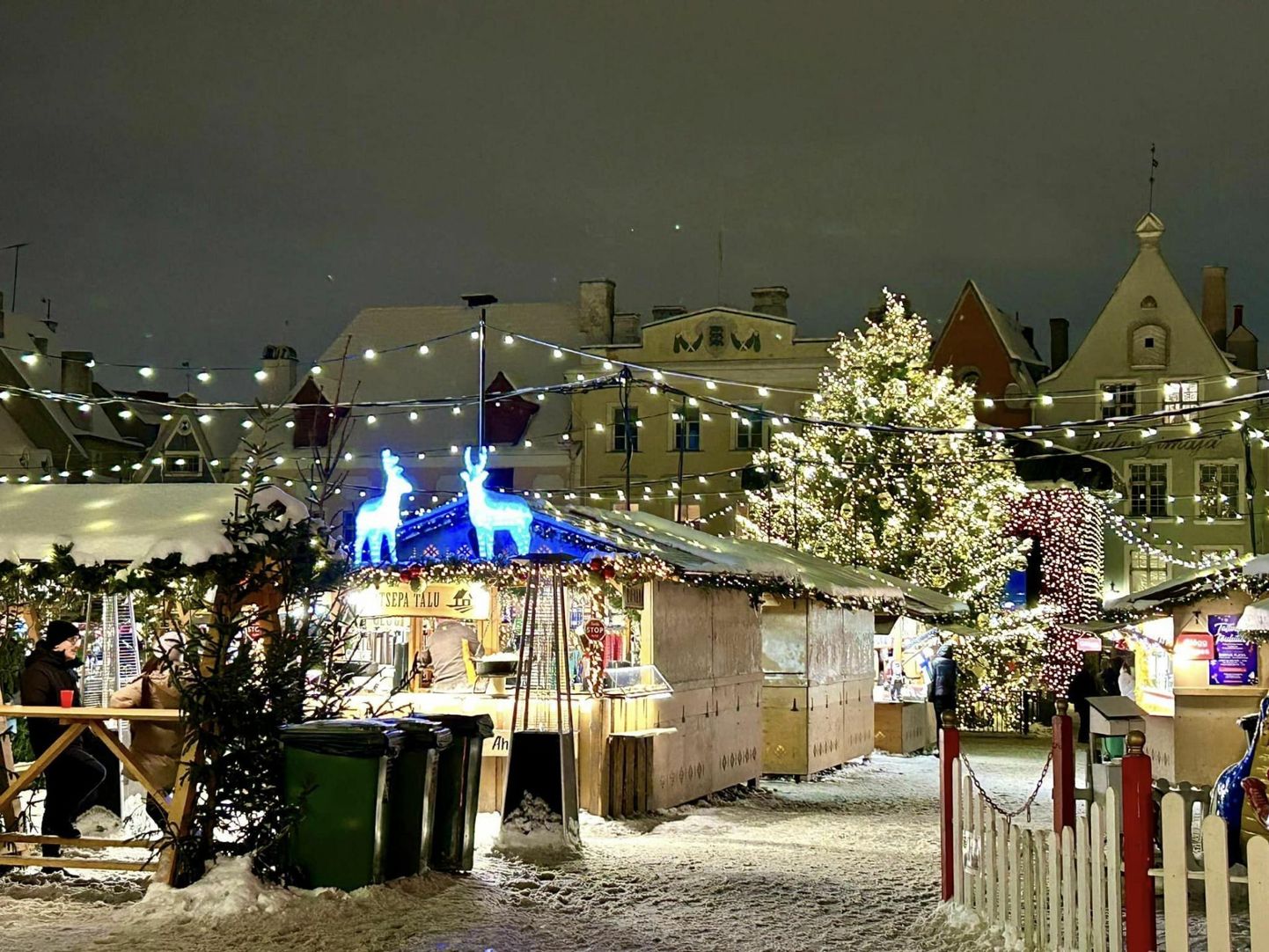Рождественская ярмарка на Ратушной площади Таллинна.