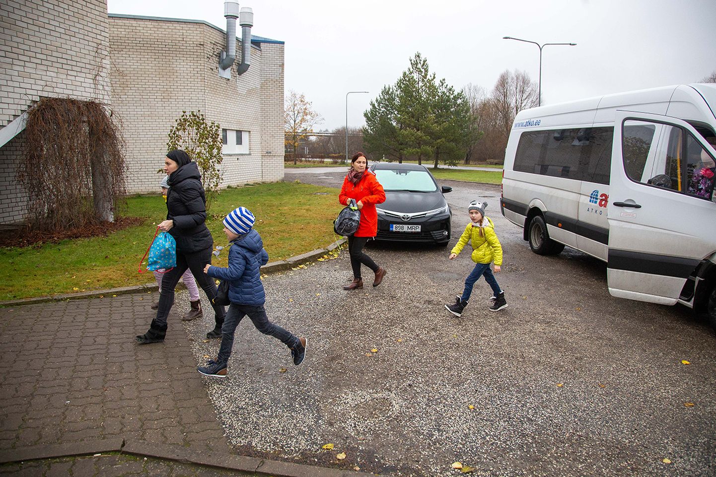 Paide Hillar Hanssoo kooli õpilased saabuvad ujulasse bussiga ja lähevad sellega pärast tundi ka koolimajja tagasi.