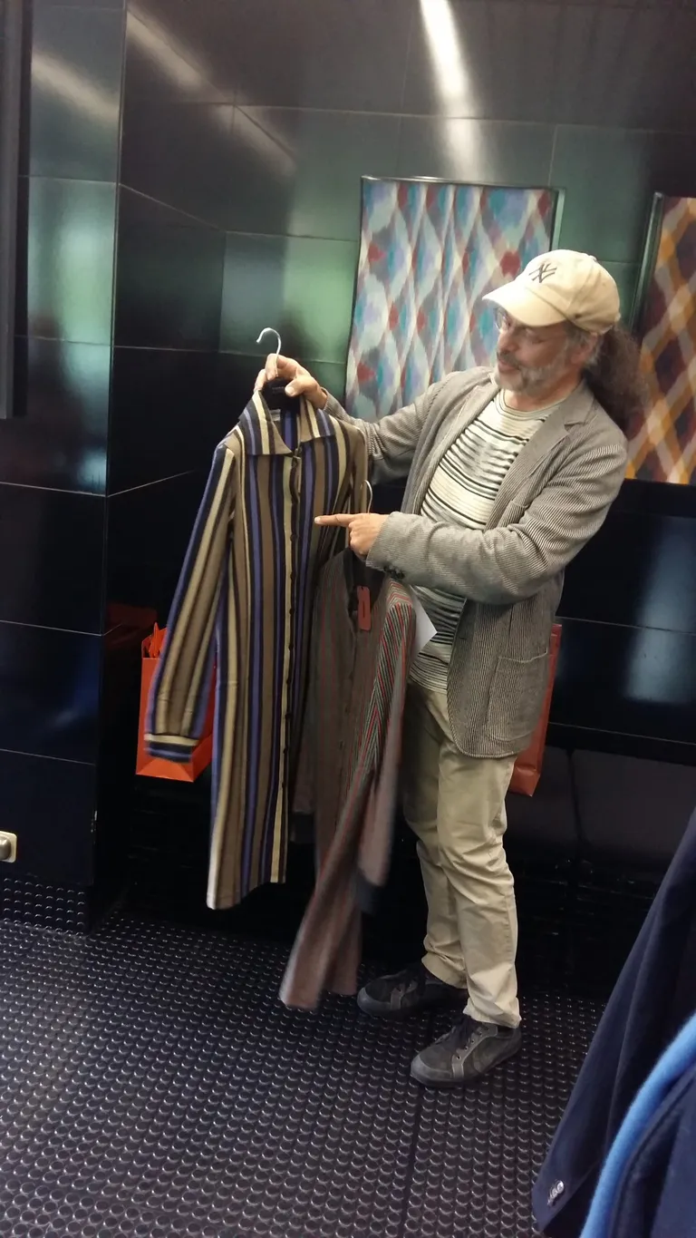 1950ndate lõpus sai Missoni kuulsaks just selle, toona meeletult radikaalse triibukleidiga, mida näitab üks pereettevõtte tähtsamaid mehi Luca Missoni. Kleidist valmib näituse tarvis koopia.
