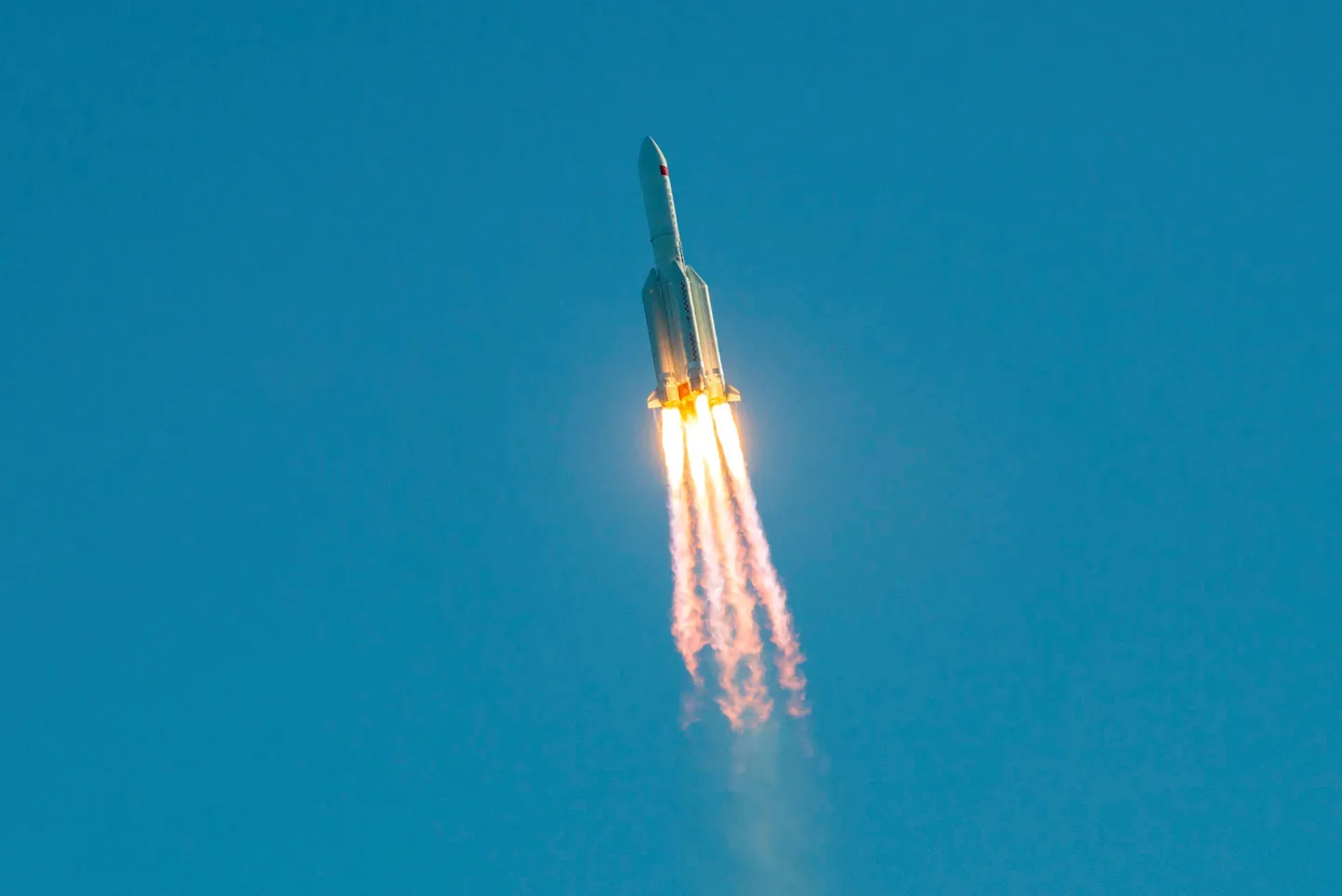 Raķete “March 5B” paceļas gaisā 2020. gada 5. maijā.