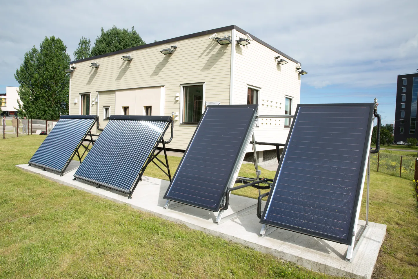 Tallinna Tehnikaülikooli ehitusteaduskonna liginullenergia testhoones katsetatakse uusi energiasäästulahendusi. Uus pilootprojektist tooteks saanud lahendus aitab sellistel energiat säästvatel majadel täpselt igal hetkel energiakasutust mõõta.