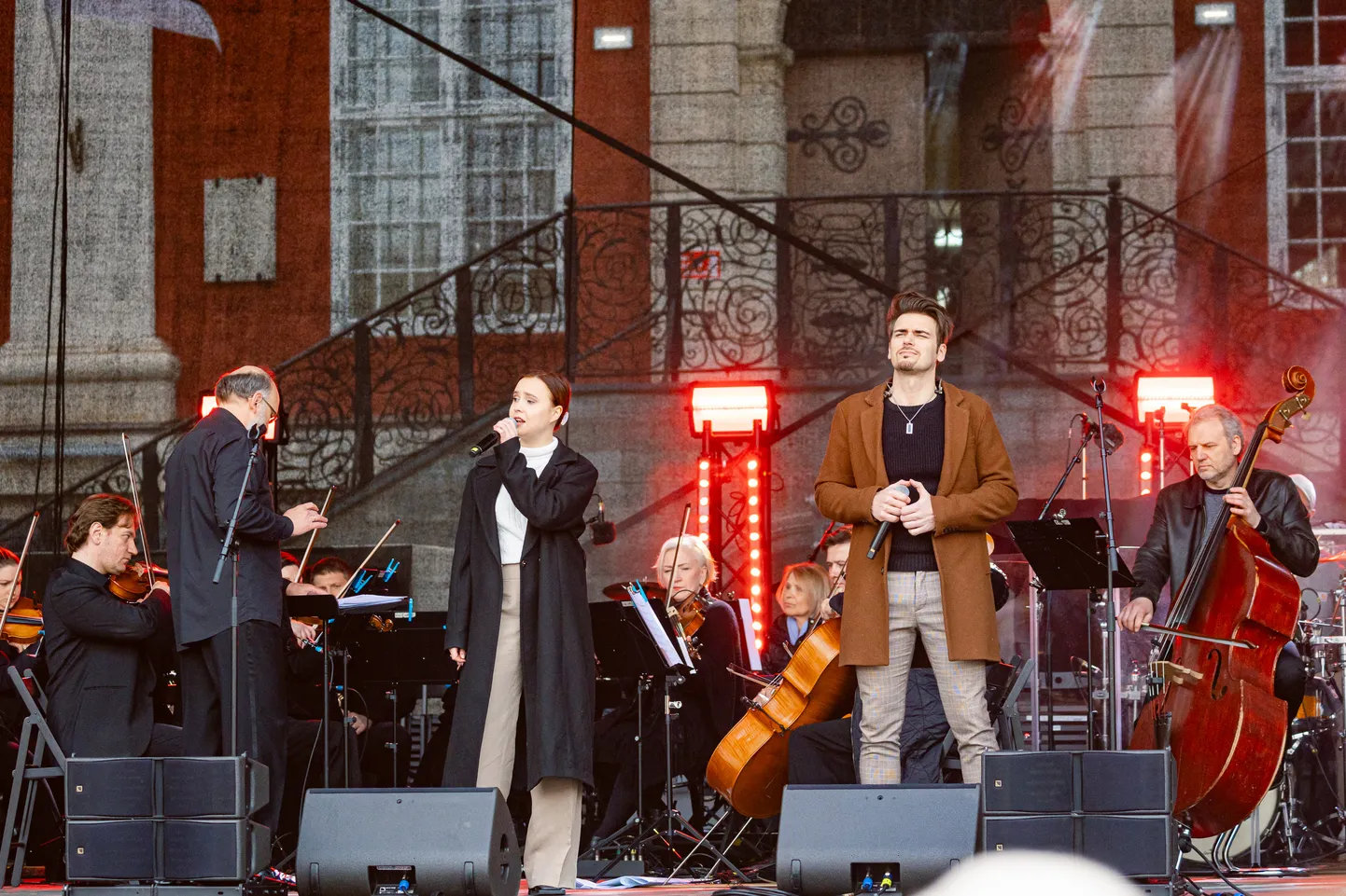 Alika, Uku Suviste ja Narva sümfooniaorkestri esinemise ajal oli Raekoja plats publikust tulvil.