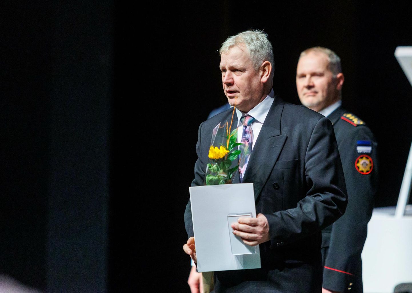Puka vabatahtlike päästjate pealik Heikki Kadaja on siseminister Lauri Läänemetsalt ja päästeameti juhilt Margo Klaoselt (tagaplaanil) kätte saanud päästeteenistuse medali.