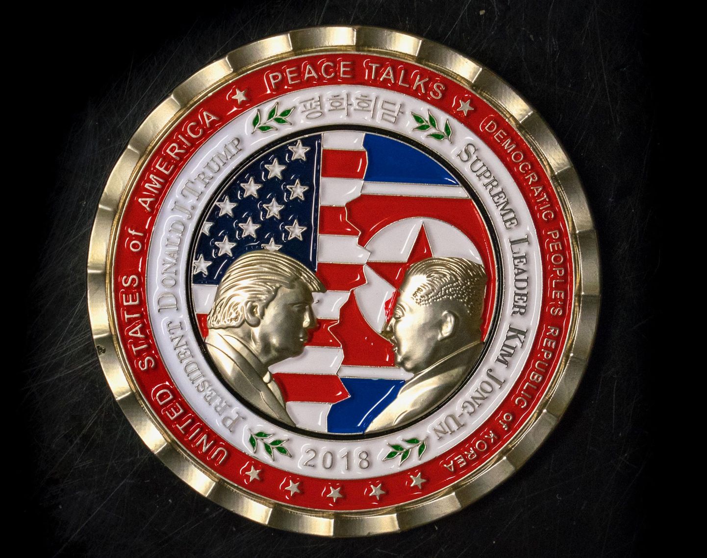 Trumpi ja Kimi tippkohtumiseks valmistatud münt.