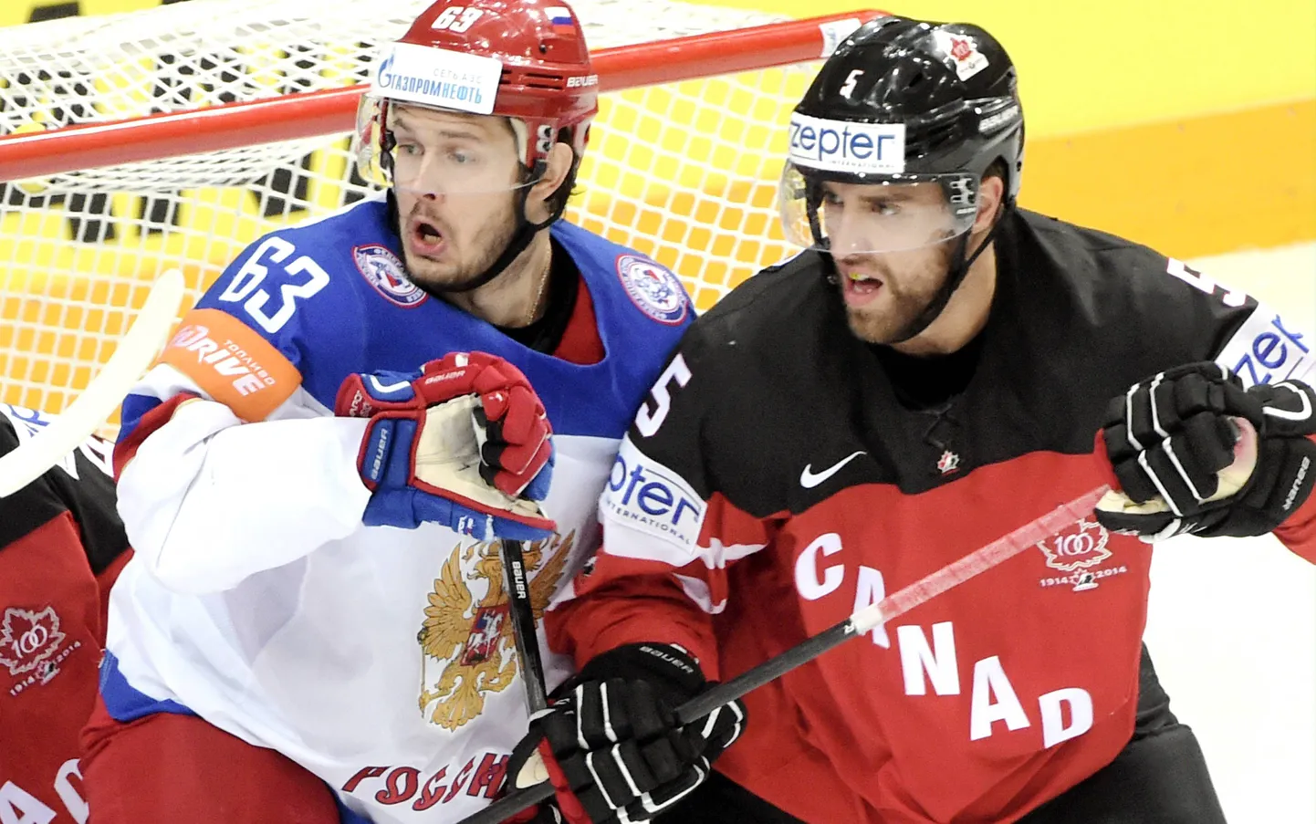 Jevgeni Dadonov (vasakul) MM-finaalis heitlemas kanadalas Aaron Ekbladiga.