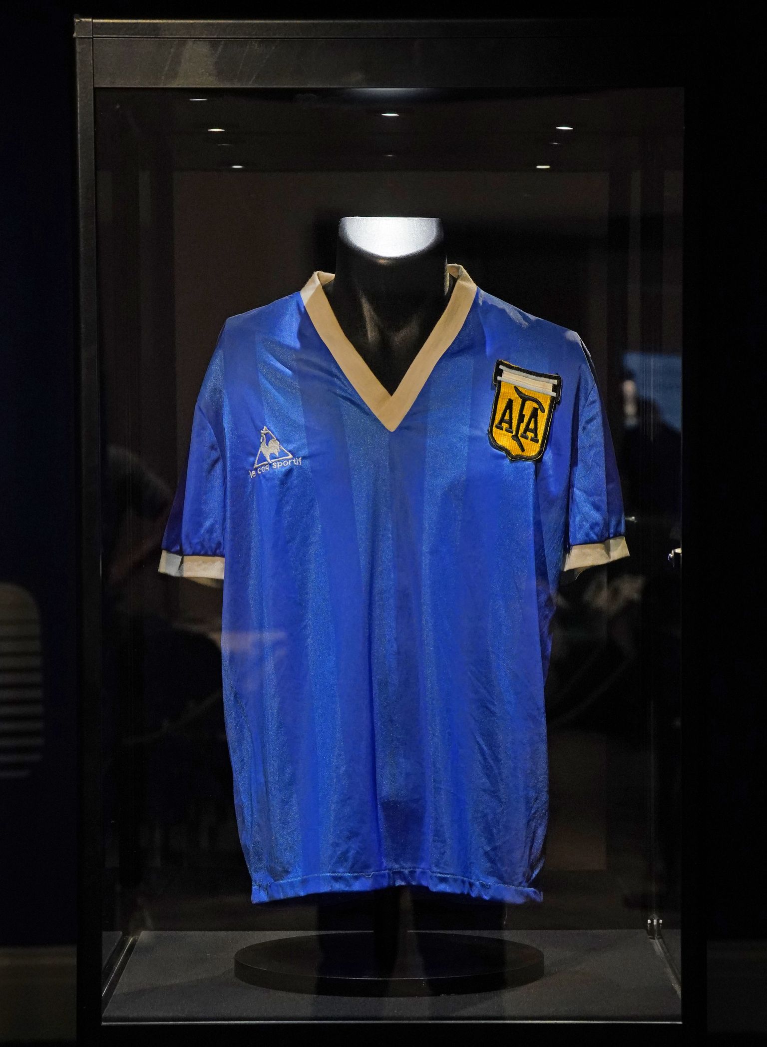 Выставленная на аукцион футболка Марадоны.