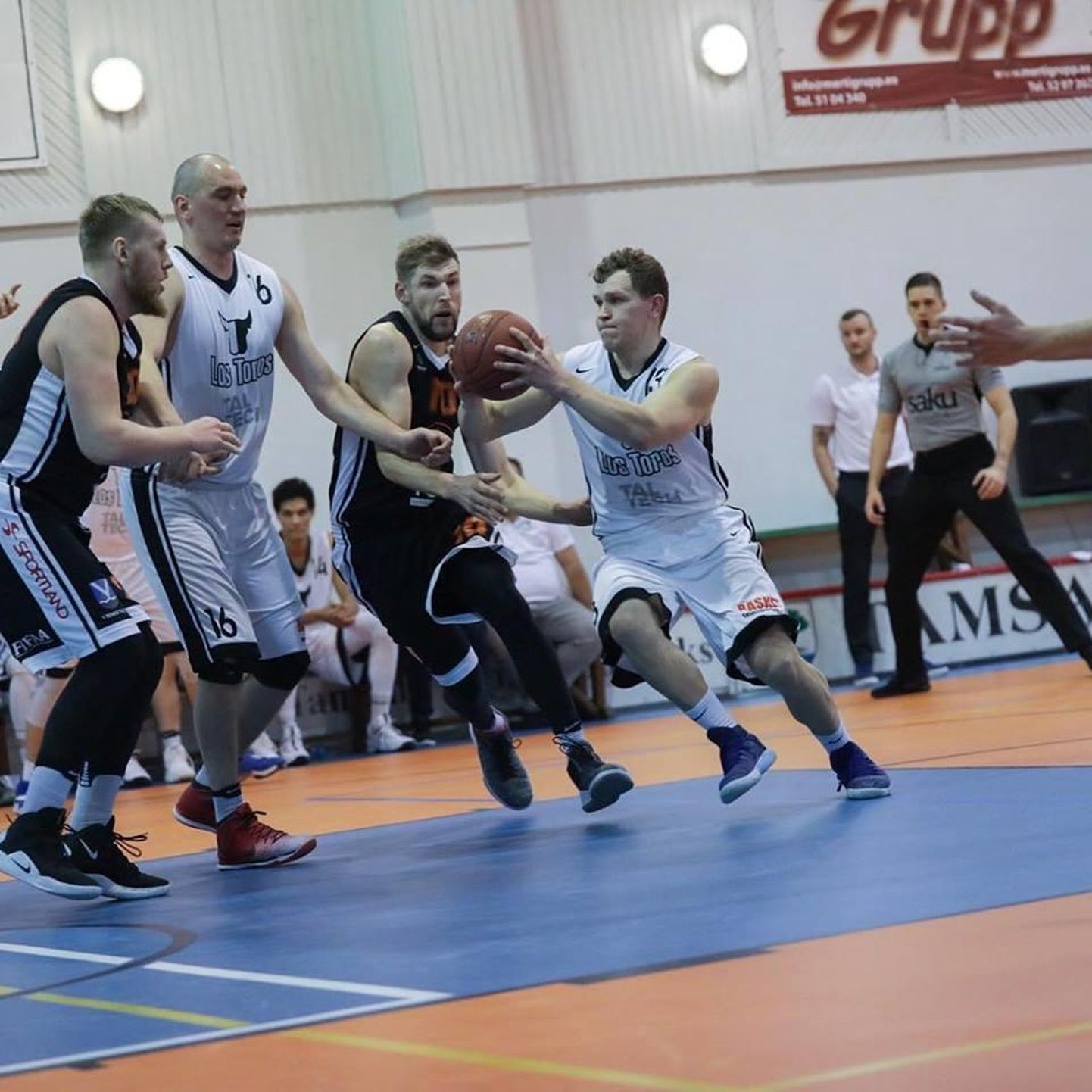 Tamsalu Los Toros/Tal Techi korvpallurid (valges) olid Eesti esiliiga meistrivõistluste veerandfinaali esimeses mängus selgelt liimist lahti, kuid üritavad teha vigade paranduse.