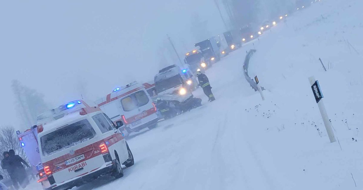 Avariisse sattunud ajateenijad aitasid Tartumaal liiklusõnnetuse ohvreid (1)