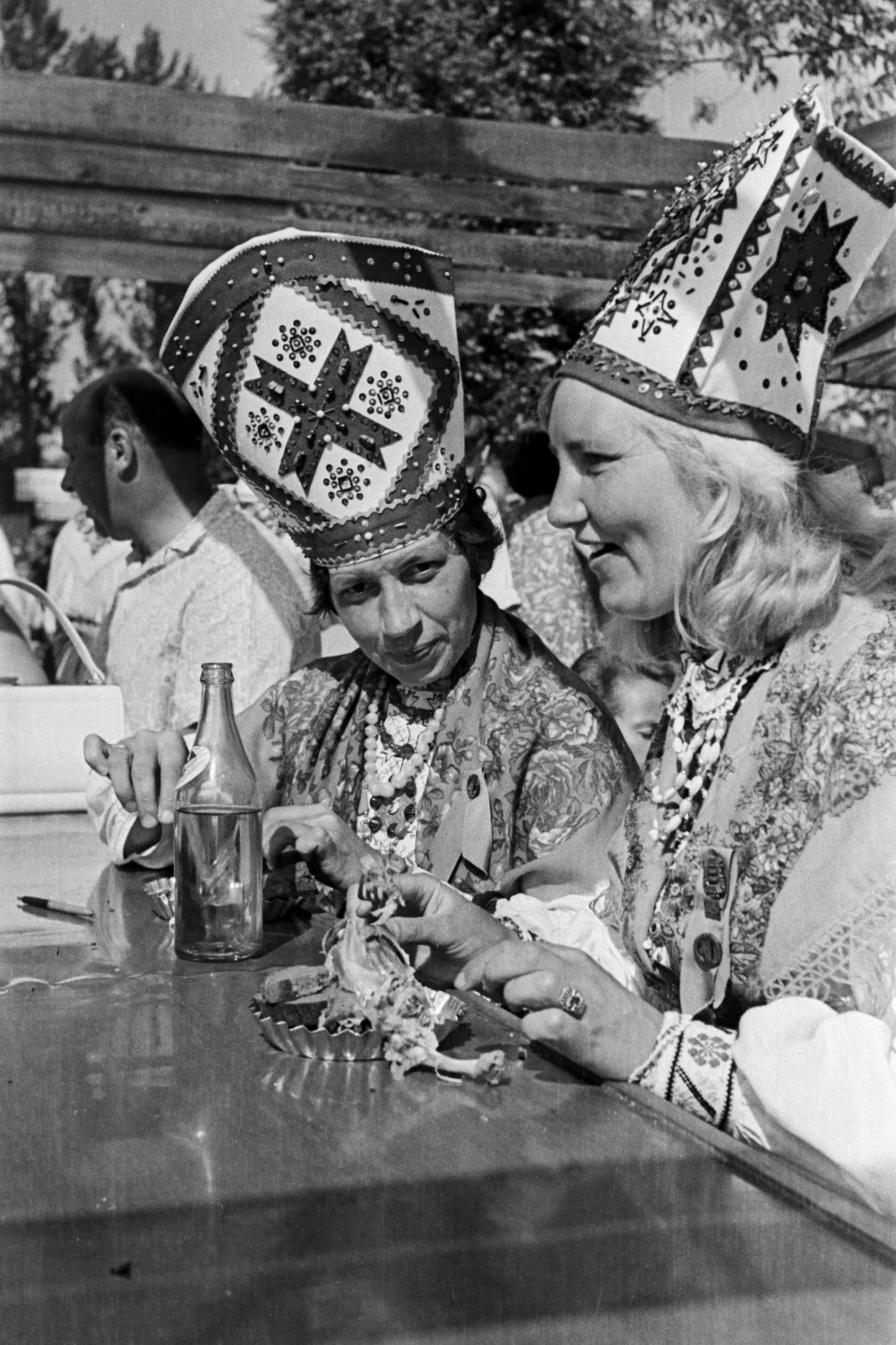 Kehakinnitus 1969. aasta üldlaulupeol: kana ja leib keeksivormi meenutaval plekktaldrikul.