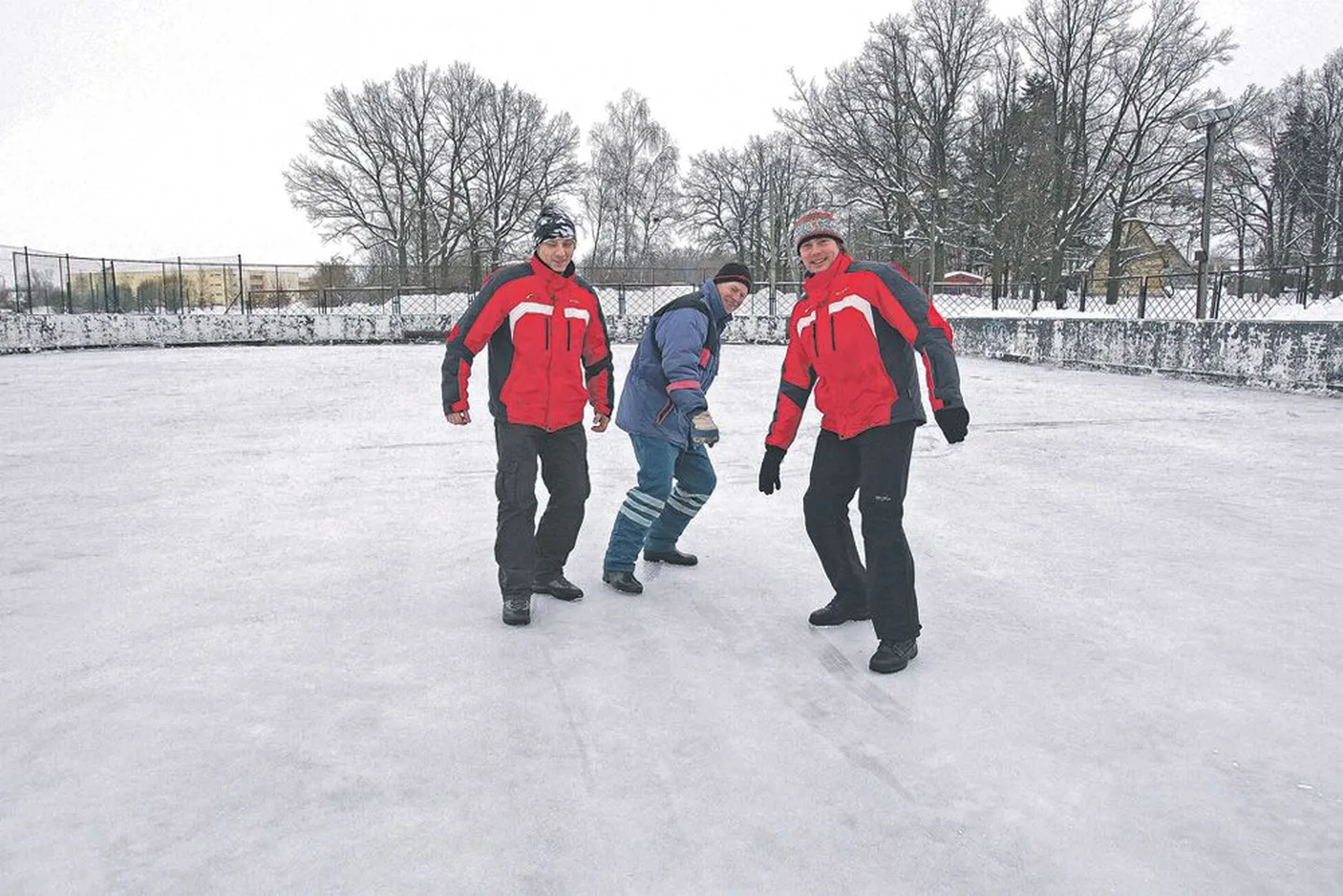 Eile tegid Annelinna liuvälja rajajad Marko Jänes (vasakult), Mati Tolmoff ja Eron Järv värskel jääl esimese demonstratsioonliu. Tänasest on uisuväljak kõigile lahti.