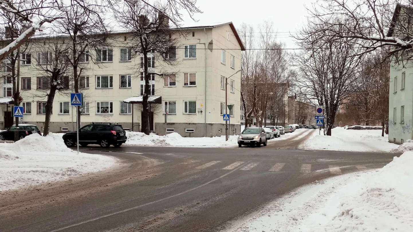 На более важных дорогах требования к уборке более строгие, и они в Нарве, в целом, выполняются, а вот к качеству уборки внутриквартальных дорог есть вопросы.