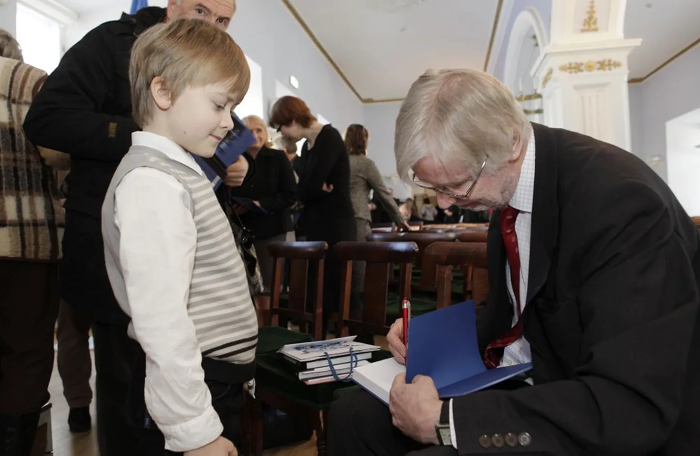 Erkki Tuomioja  raamatu «Jaan Tõnisson ja Eesti iseseisvus» esitlusel autogrammi andmas.