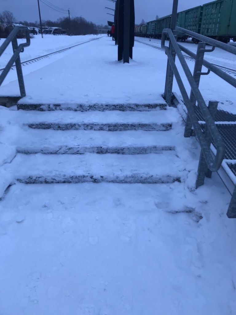 Так выглядела лестница йыхвиского перрона через час после разговора с пресс-секретарем Эстонской железной дороги.