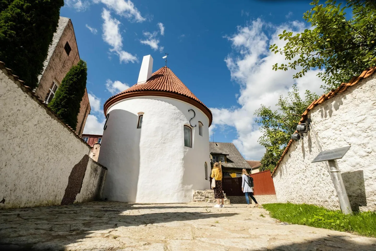 Laenutuspiletiga on võimalik külastada Pärnu muuseumi (Aida 3), Koidula muuseumi (Jannseni 37) ja Punast torni (Hommiku 11).