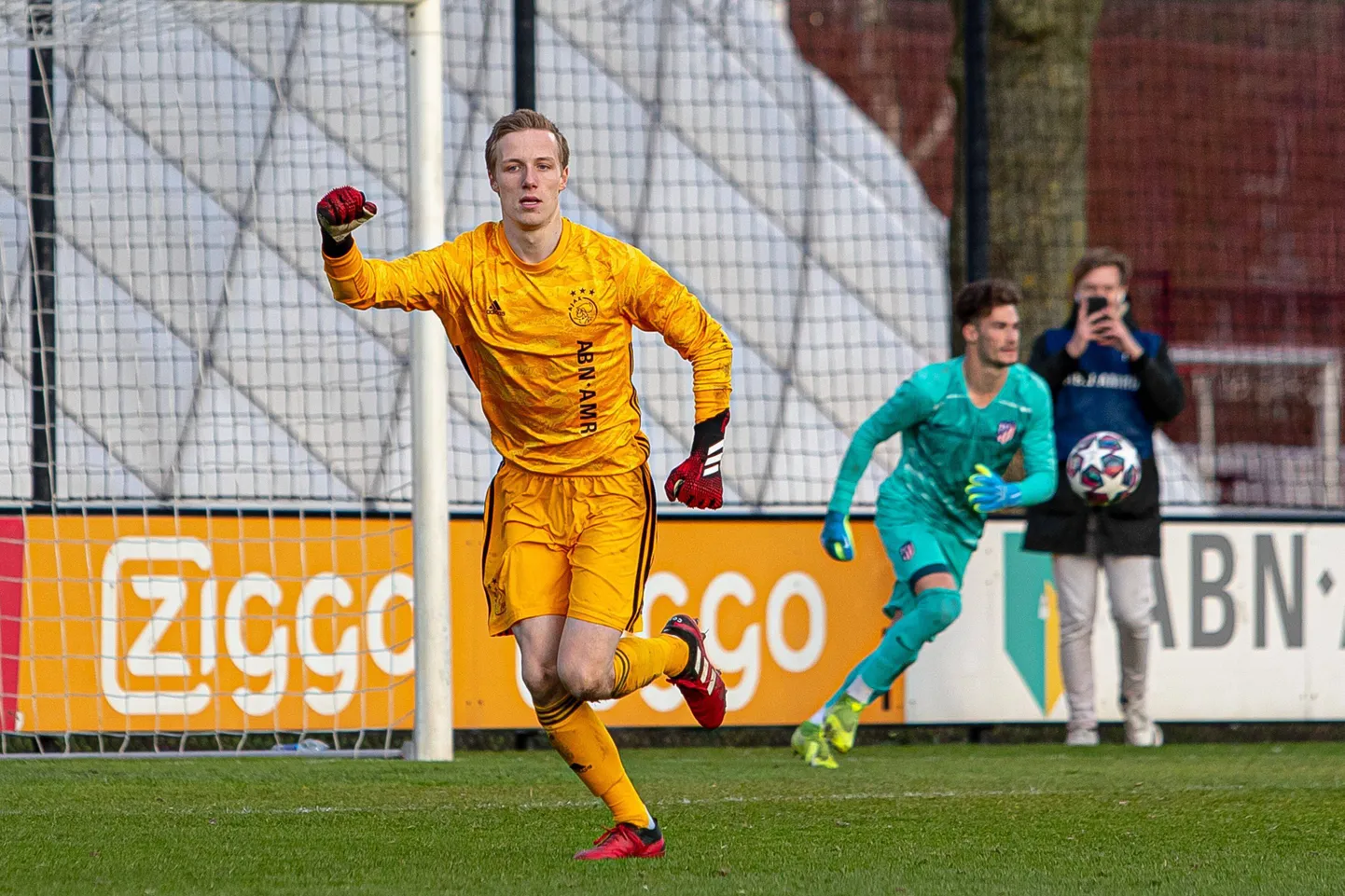 Daan Reiziger rõõmustamas.